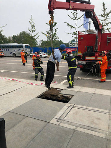 救援|人行道路面突然塌陷形成4米深坑，大兴一名男子掉落受伤