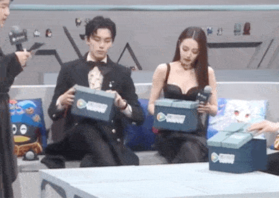 via|迪丽热巴，请抄正确的答案