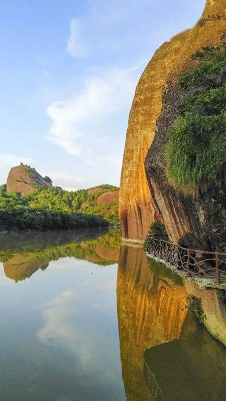 青龙岩风景区坐落于江西省寻乌县南桥镇,属于中国南方特有的丹霞地貌