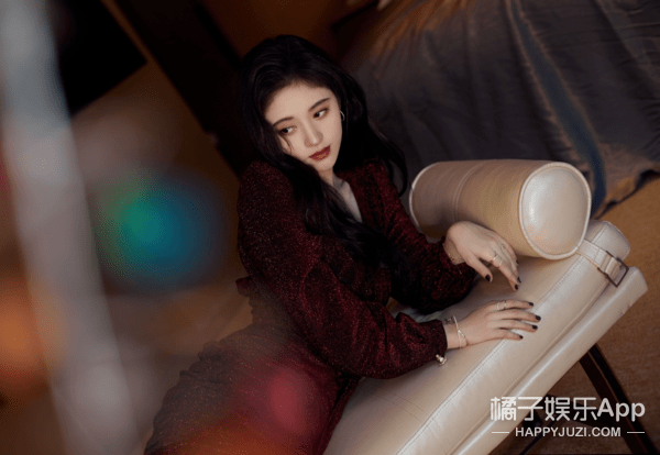 灵光|杨采钰放弃土味脱胎换骨,复古穿搭性感俏皮,迪士尼在逃公主吧?