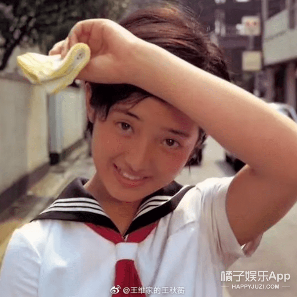 灵光|杨采钰放弃土味脱胎换骨,复古穿搭性感俏皮,迪士尼在逃公主吧?