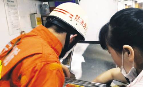 救援|女子右手被卡进压面机消防员迅速救援