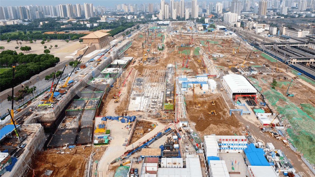 伴随着太华立交跨线桥改建的开工,西安火车站改扩建 工程也进入关键