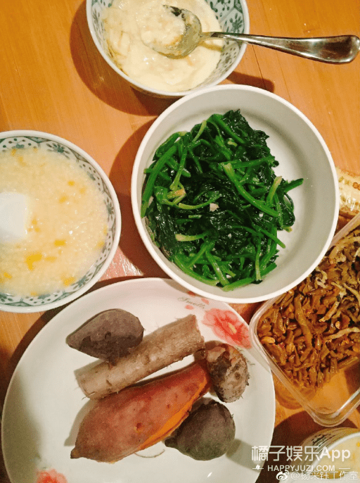 灵光|杨采钰放弃土味脱胎换骨,复古穿搭性感俏皮,迪士尼在逃公主吧?