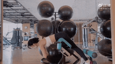 灵光|杨采钰放弃土味脱胎换骨,复古穿搭性感俏皮,迪士尼在逃公主吧?