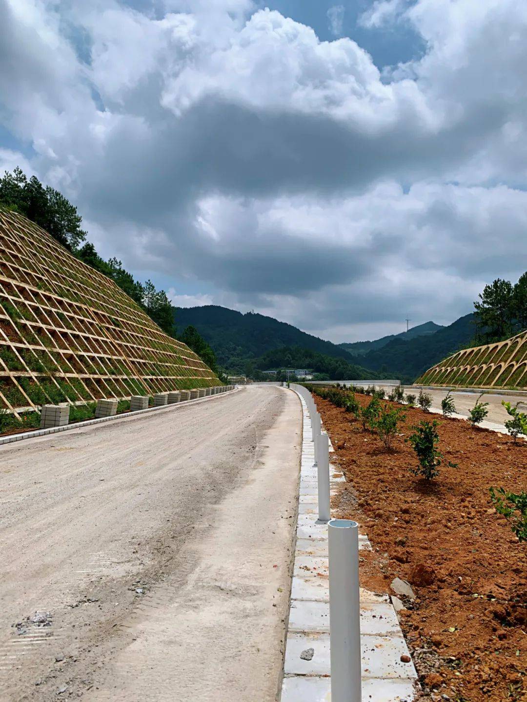 中电建“违法”用地项目逼停矿山，负责人：州政府管不了国企