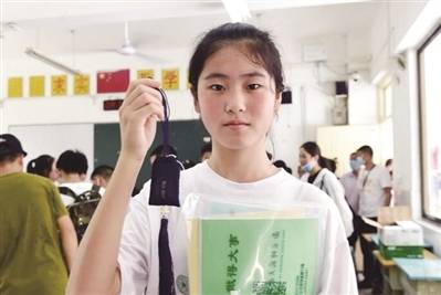 新生|带着“黄豆”香囊 新生踏上初中之旅