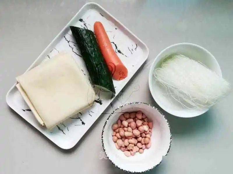 荟•吃 ‖ 凉拌豆皮丝:夏天必备凉菜 开胃爽口 拯救夏日食欲|世界杯投注(图2)
荟•吃 ‖ 凉拌豆皮丝:夏天必备凉菜 开胃爽口 拯救夏日食欲|世界杯投注(图2)