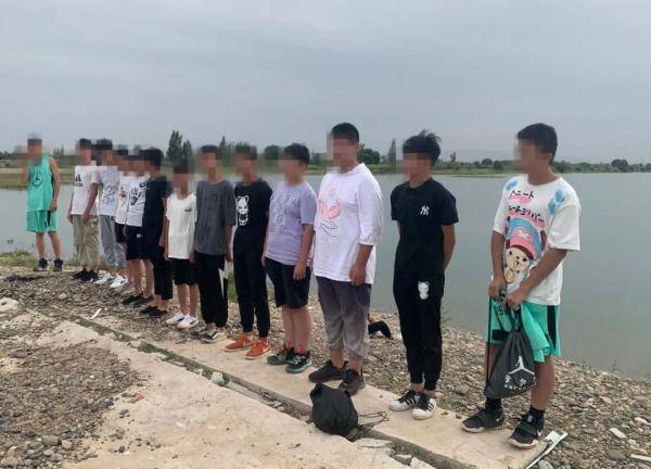 游野泳|警惕丨宁夏一鱼塘内，十几名学生结伴游野泳！十分危险！