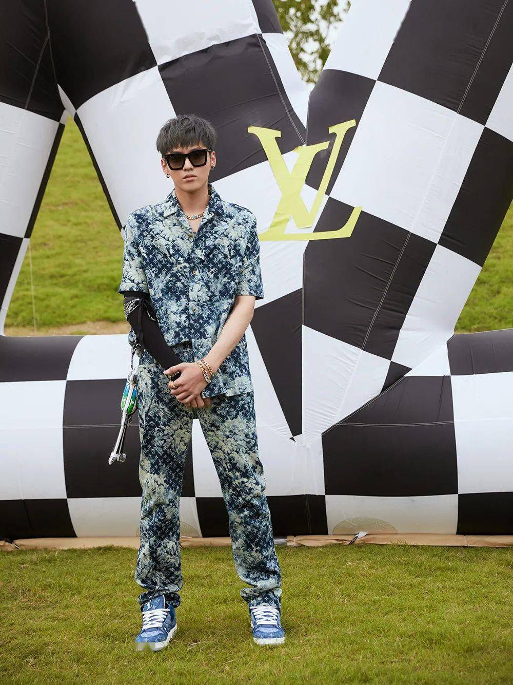 Louis|被Louis Vuitton秀上的吴亦凡感动了,周冬雨改行当店员了?【每周时报】