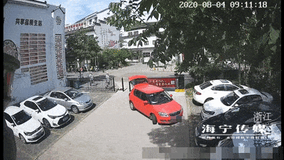 车子|匪夷所思！姑娘被卷进车底，她前一秒还在开车！