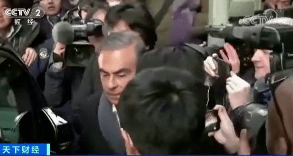 示威|“惊天大逃亡董事长”豪宅被炸毁！