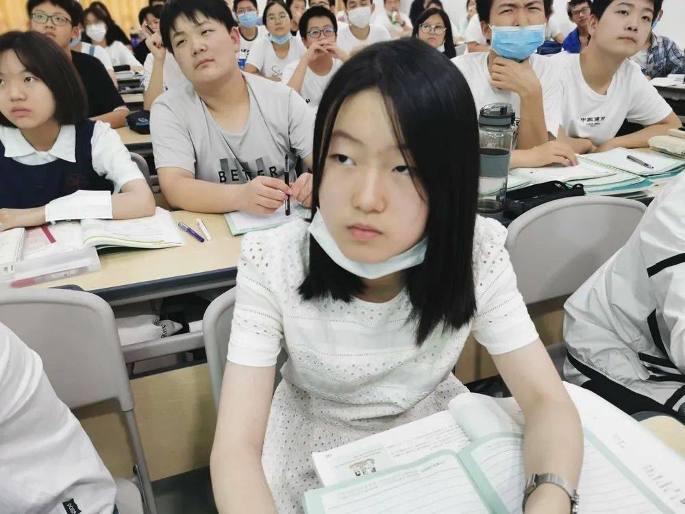 上图为从文华一菁英班全景图,下图为华一孟老师专程看望十堰华一学子