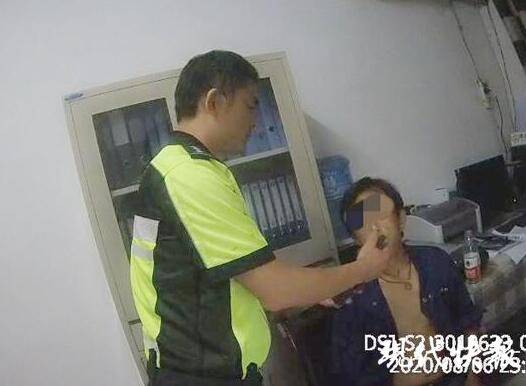 丈夫酒驾停路上大睡，老婆的做法亮了