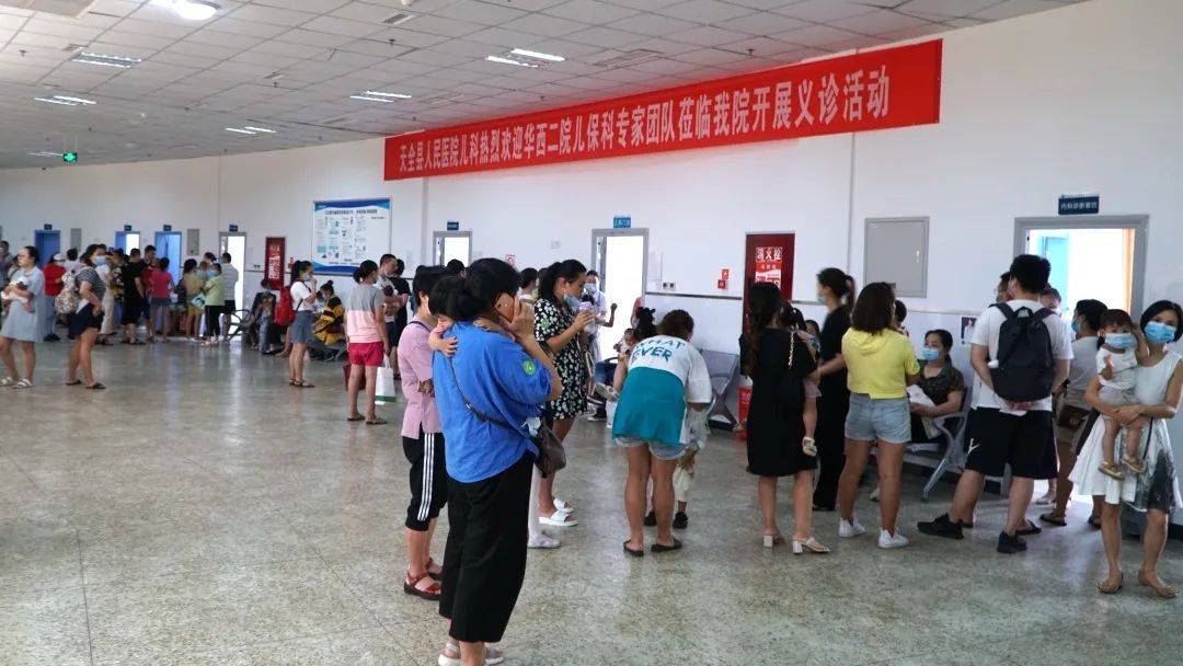 关爱儿童生长发育华西二院到天全县人民医院开展大型义诊活动