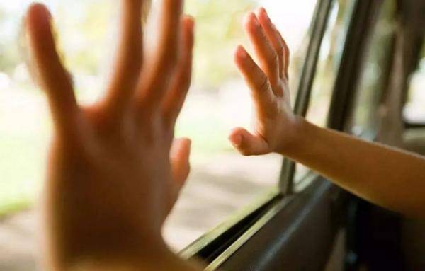 妈妈|1岁孩子高温天被锁车内，妈妈拒砸窗？家长千万别大意