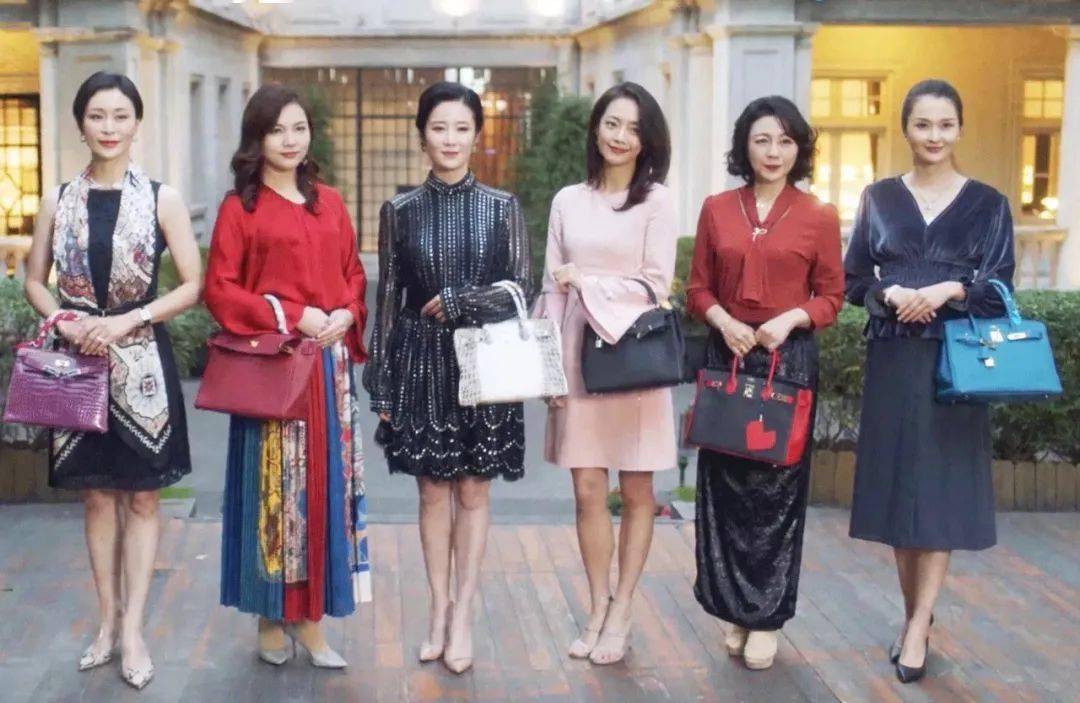 真丝|《三十而已》的顾佳，穿搭绝了！