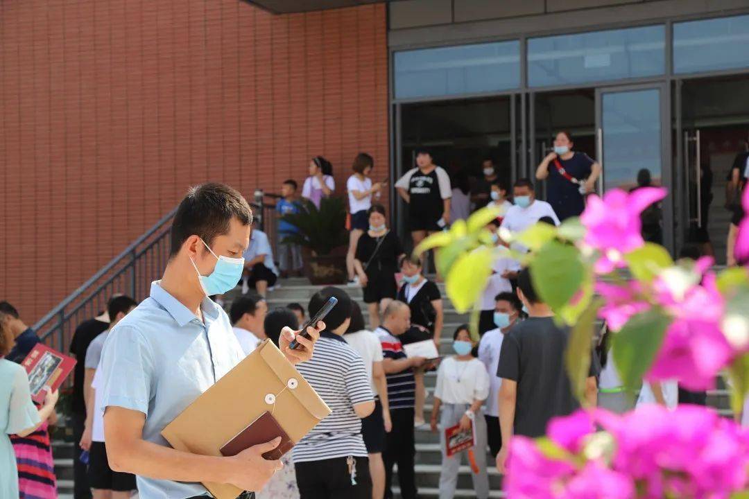 随后,学校组织学生和家长至空中连廊参观,校园美景,尽收眼底.