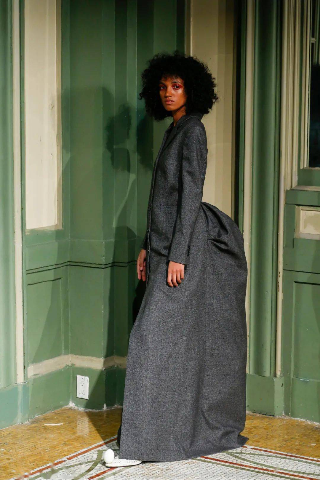 废物|鞋子变花篮，煎蛋做胸衣，他们把“废物”利用玩出了新花样，老改造届设计师了！