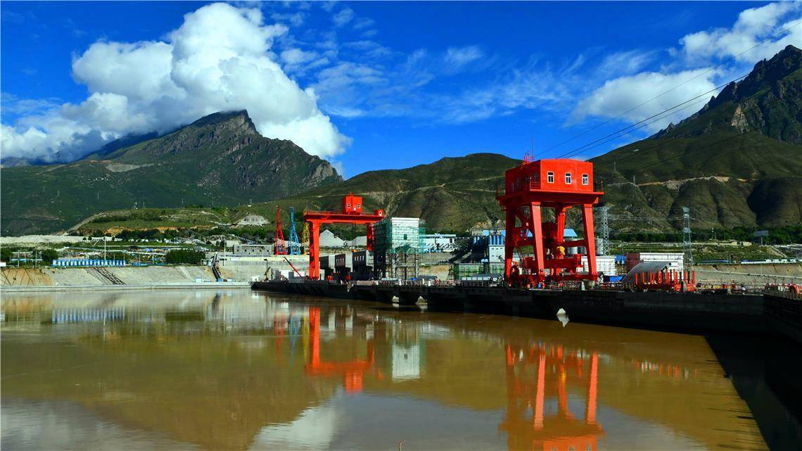 西藏单机容量最大电站首台机组投产发电_加查