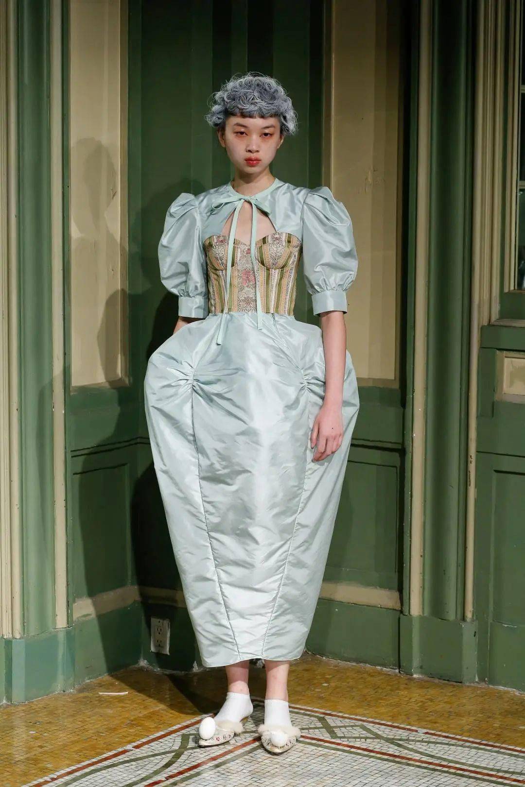 废物|鞋子变花篮，煎蛋做胸衣，他们把“废物”利用玩出了新花样，老改造届设计师了！