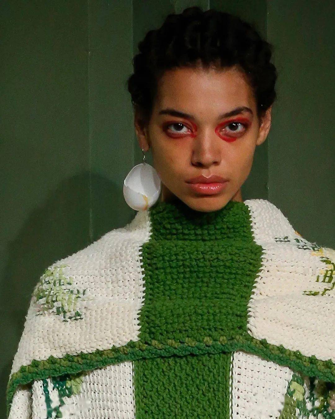 废物|鞋子变花篮，煎蛋做胸衣，他们把“废物”利用玩出了新花样，老改造届设计师了！