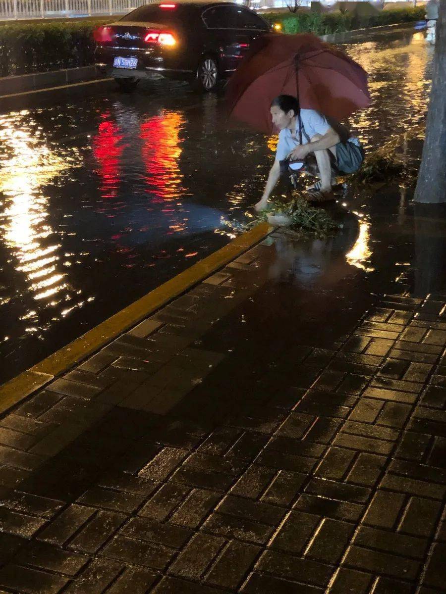 北京最强降雨即将到来!雨夜里出现了他的身影