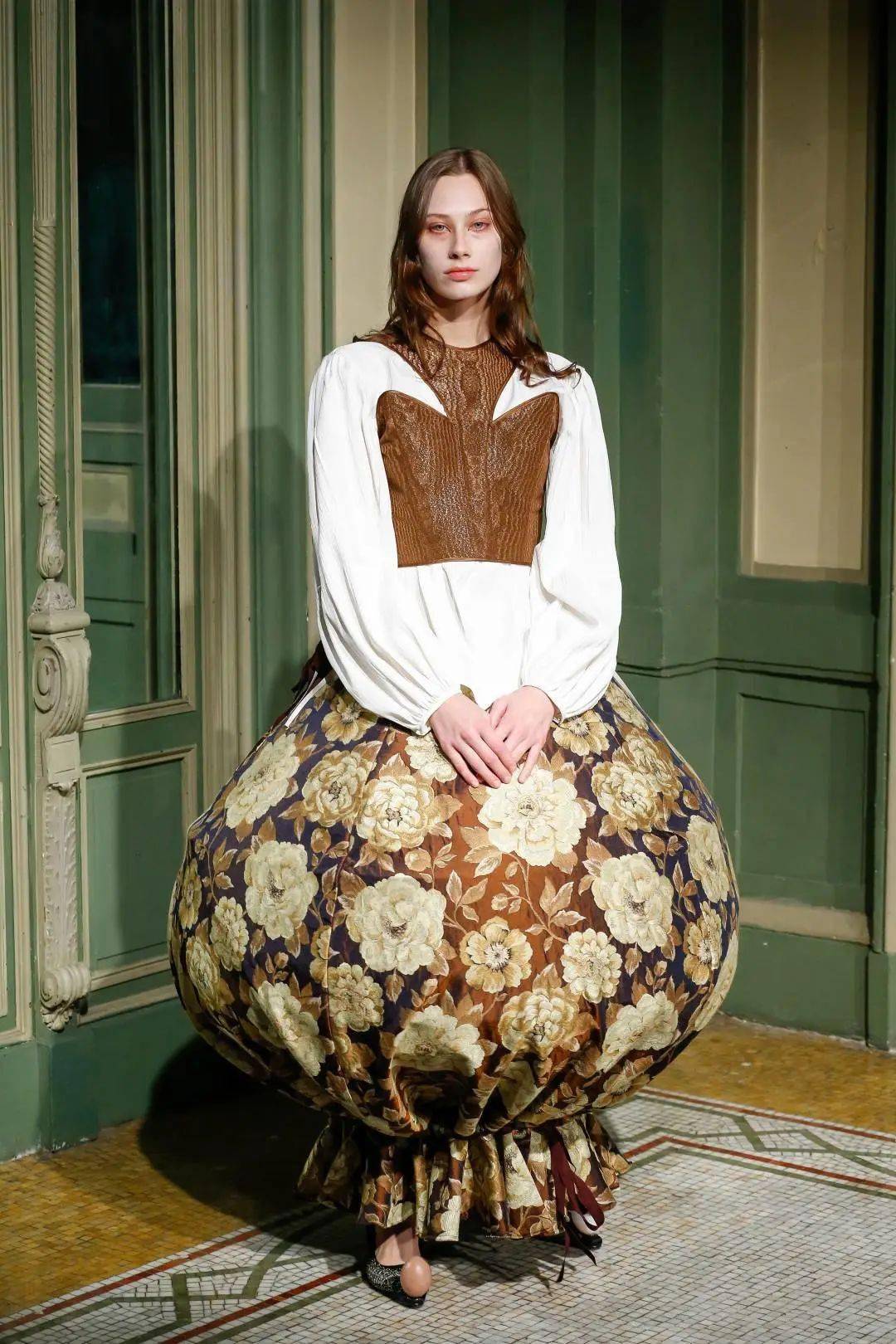 废物|鞋子变花篮，煎蛋做胸衣，他们把“废物”利用玩出了新花样，老改造届设计师了！