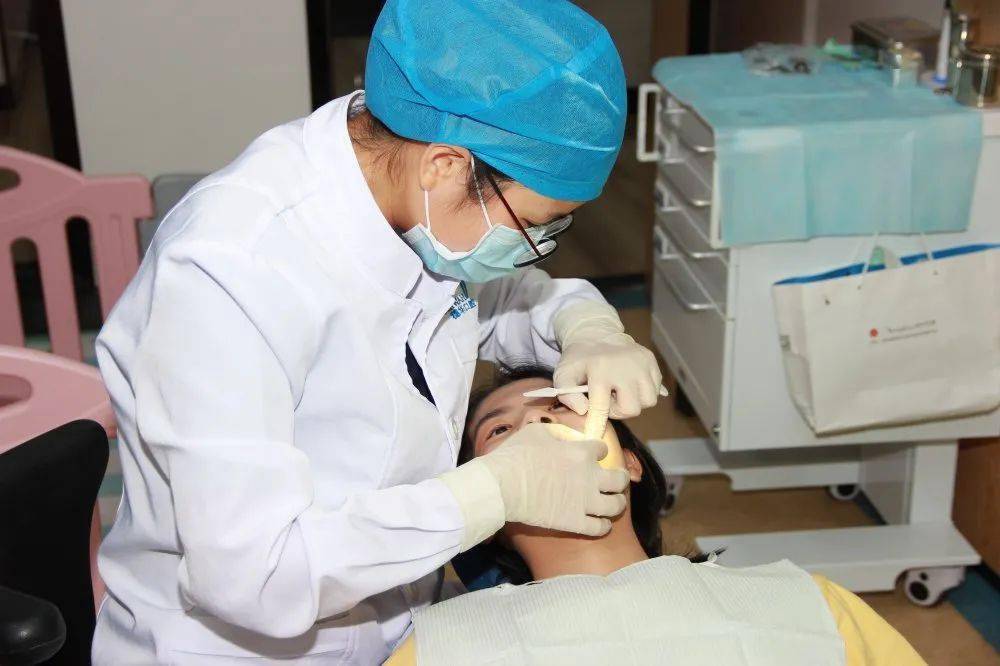 龅牙|广州95后女生从小龅牙，嘴巴都快闭不上！朋友却劝她不要矫牙，一年后......