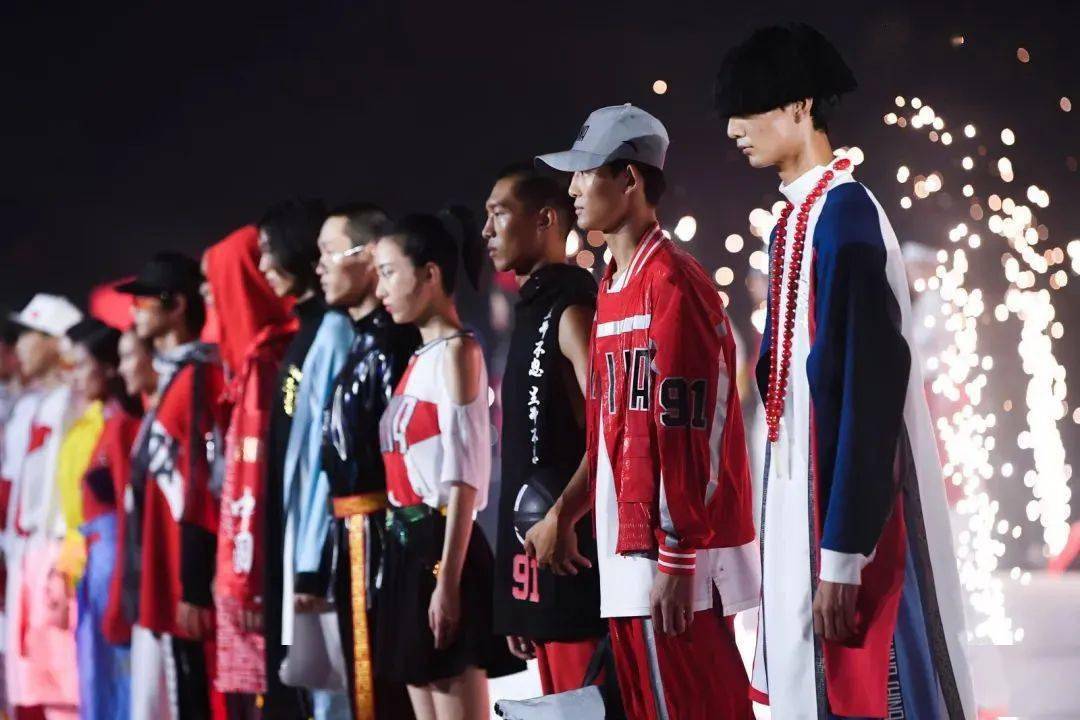 2022年北京冬奥会队服,北京冬奥会国家队队服 北京2022年冬奥会特许商品国旗款运动服装发布会