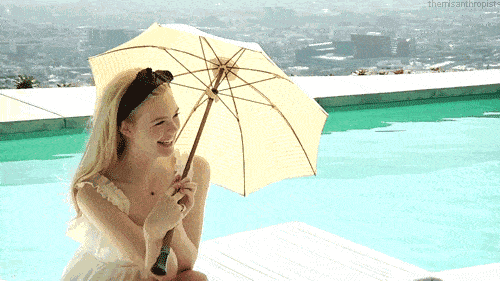 防晒霜|在剧里为了省钱大晒太阳的江疏影，生活中居然坐在车里打伞......