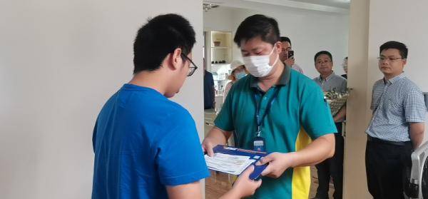 投递|刚刚！首封邮政投递高考录取通知书送达