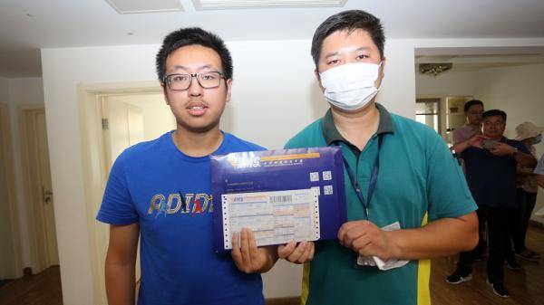 投递|刚刚！首封邮政投递高考录取通知书送达