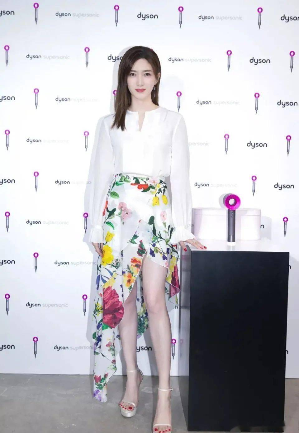 防晒霜|在剧里为了省钱大晒太阳的江疏影，生活中居然坐在车里打伞......