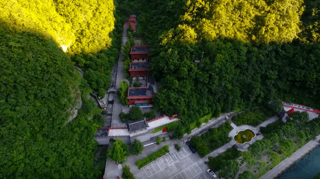 在鱼泉山风景区,一群身穿橘色背心的孩子们在河中一隅嬉戏打闹,激起