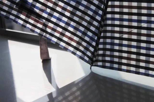 防晒霜|在剧里为了省钱大晒太阳的江疏影，生活中居然坐在车里打伞......