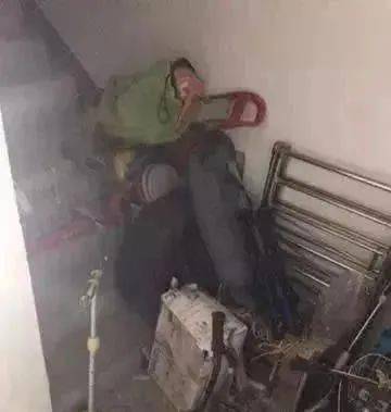 小区业主,我把清理门前鞋架,楼道杂物的紧急通知转给你,请你支持配合!