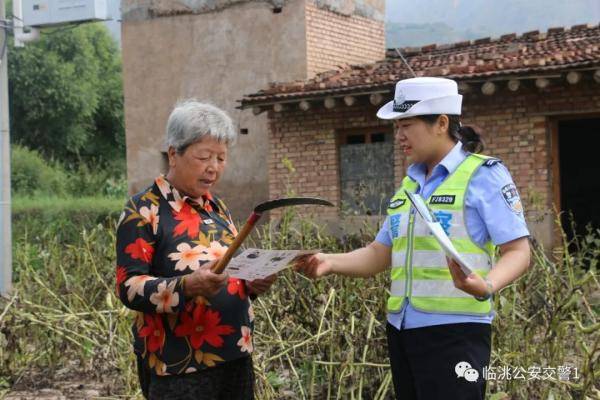 交通|【减量控大】临洮交警走进田间地头送”安全”
