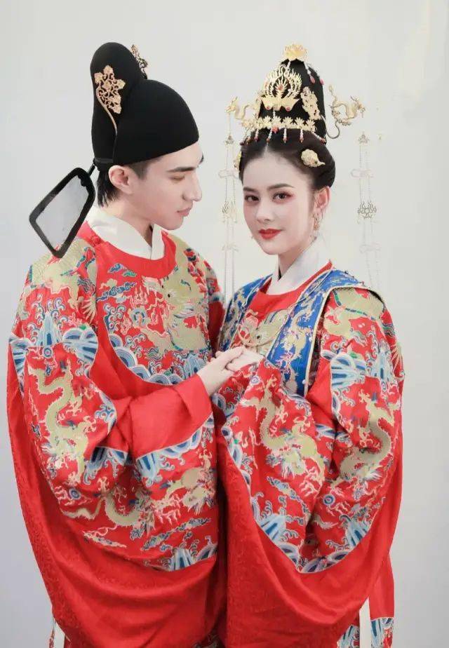 中国人的嫁衣,不该只有西方的婚纱,更应该是传统的凤冠霞帔!_衣服