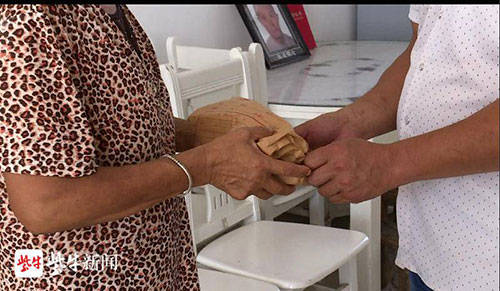 鲜花|18岁小伙收到大学录取通知书后，手捧鲜花拜谢一年前的“救命恩人”