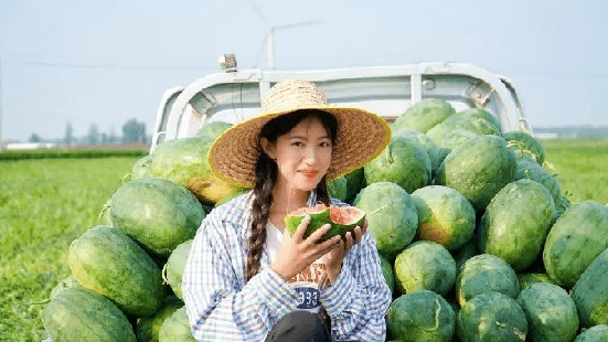 生活|拖拉机女孩麦小登为父辞职当网红：爹是亲爹，没有剧本