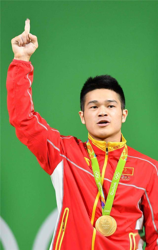 8月10日,在里约奥运会举重男子69公斤级决赛中石智勇获得冠军.