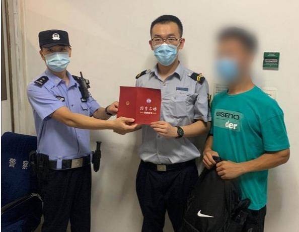 马大哈|地铁马大哈频现这个小伙丢了包差点误大事