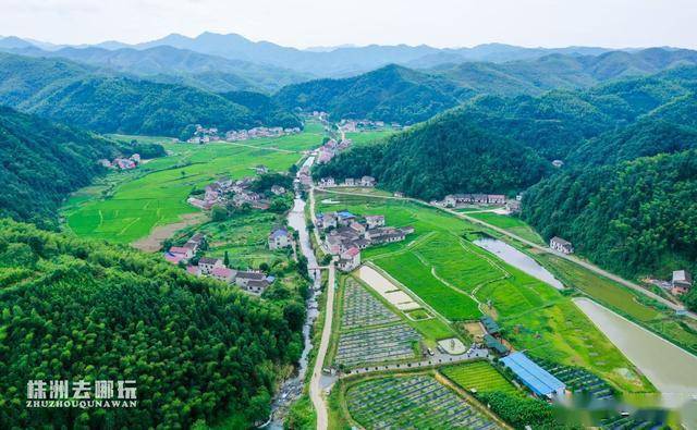 四面环山:自成一方小天地悠游溪畔生态农庄位于株洲市渌口区淦田镇毛