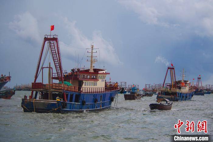 图为广西北海渔船出港 徐绍荣 摄