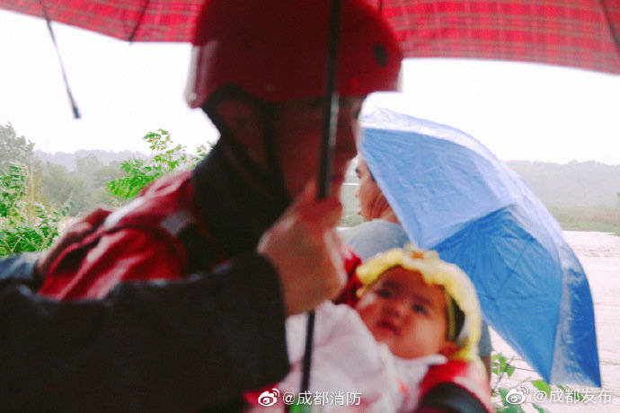 抗洪|成都抗洪前线中让人安全感满满的瞬间