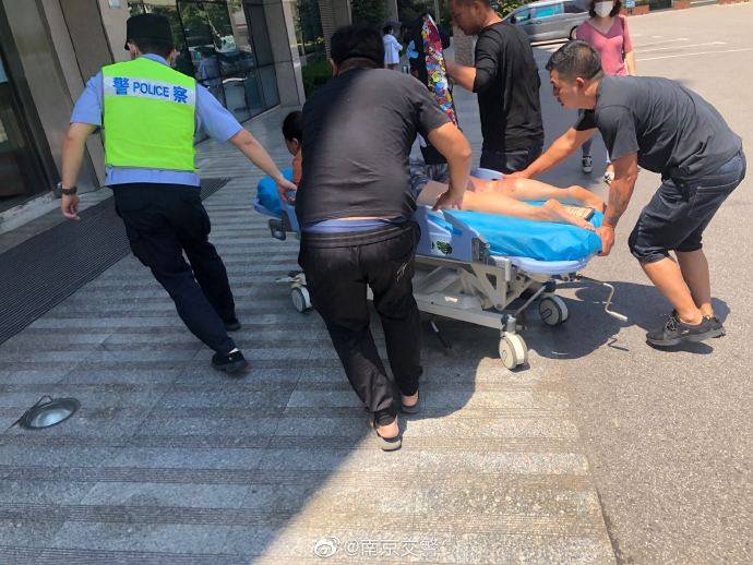 六大队|女子被开水烫伤 警车开道10分钟送医