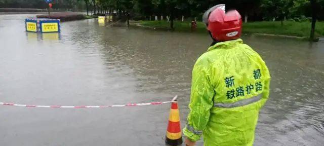 桂湖街道人口_夜晚街道图片(2)