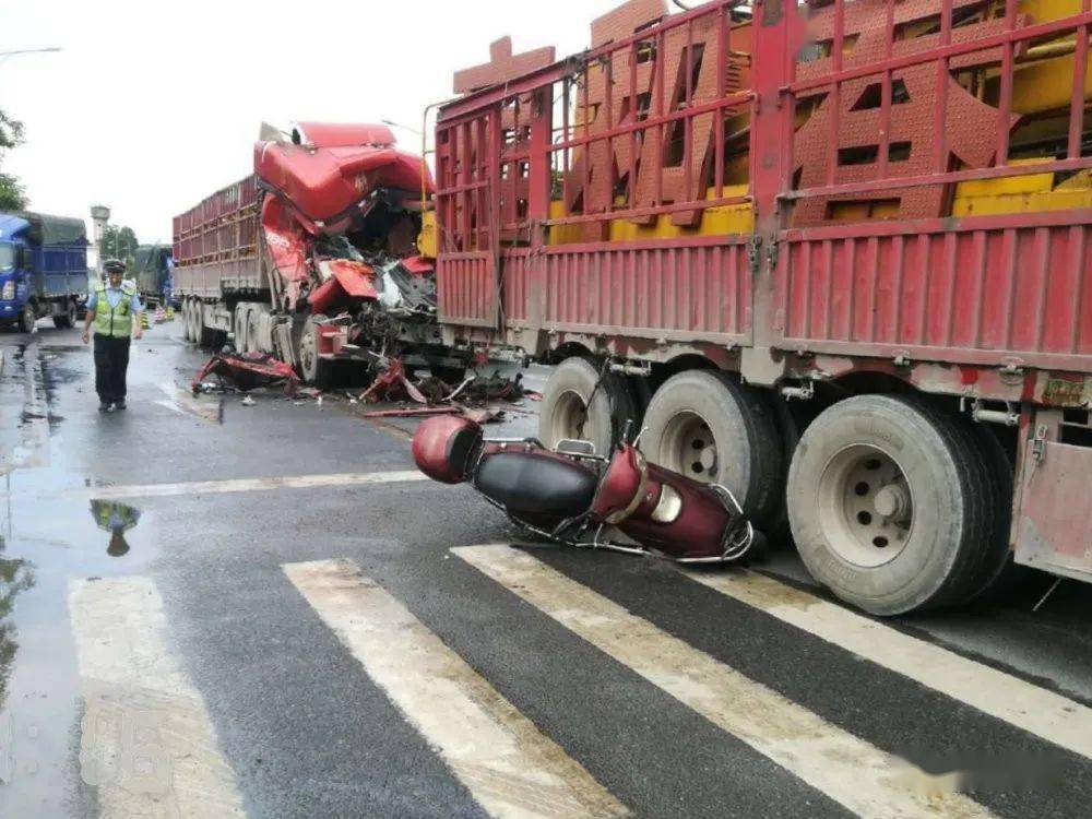 惨烈!南宁罗文大道面包车追尾大货车,事故造成一死一伤