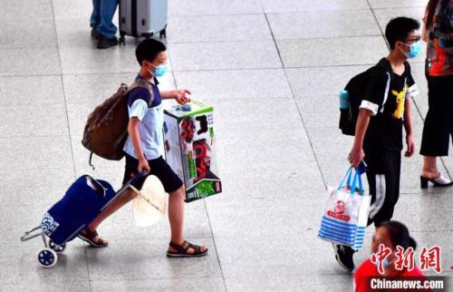 候车|福州：小朋友提前返乡备开学